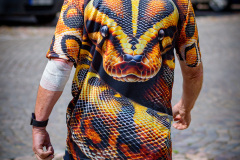 Ormmönstrad t-shirt.