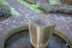 Avstängd fontän i stadsparken.