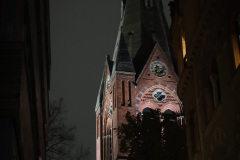 Nikolaikyrkans torn en sen kväll.
