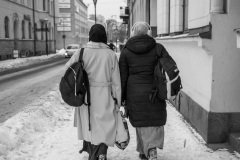 Fotgängare på en snöig trottoar.