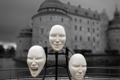 Tre ansikten framför slottet.