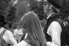 Folkdansare vid en spelmansstämma.