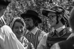 Glada folkdansare.