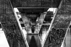 Undersidan av järnvägsbron över Eskilstunaån.