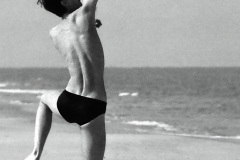 Martin Winberg spelar strandtennis.