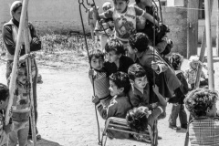 Gungande barn på en skolgård i Gaza.