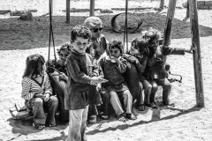 Barn på en skolgård i Gaza.