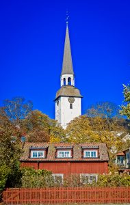 Som så ofta är ortens kyrka placerad på en dominant plats.