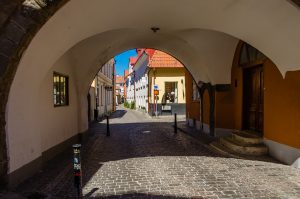 Valv över trottoaren i Visby.